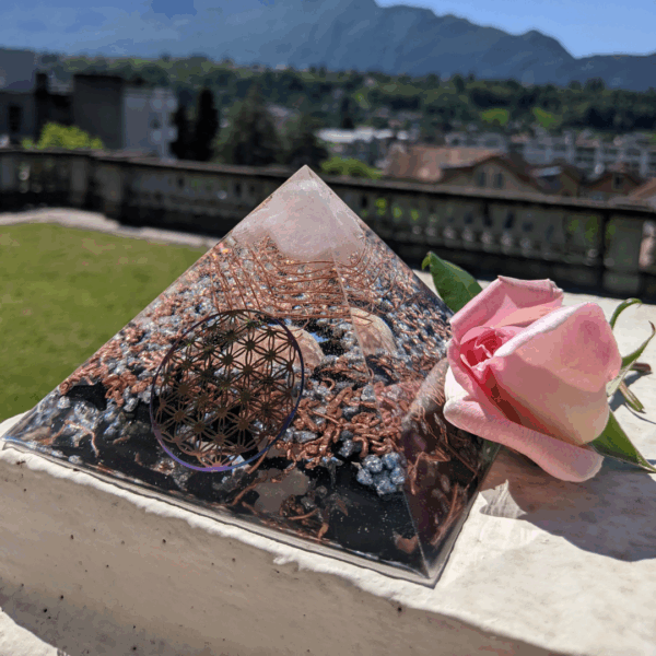 Orgonite Amon — Pyramide de Protection Inspirée du Dieu Créateur – Image 5
